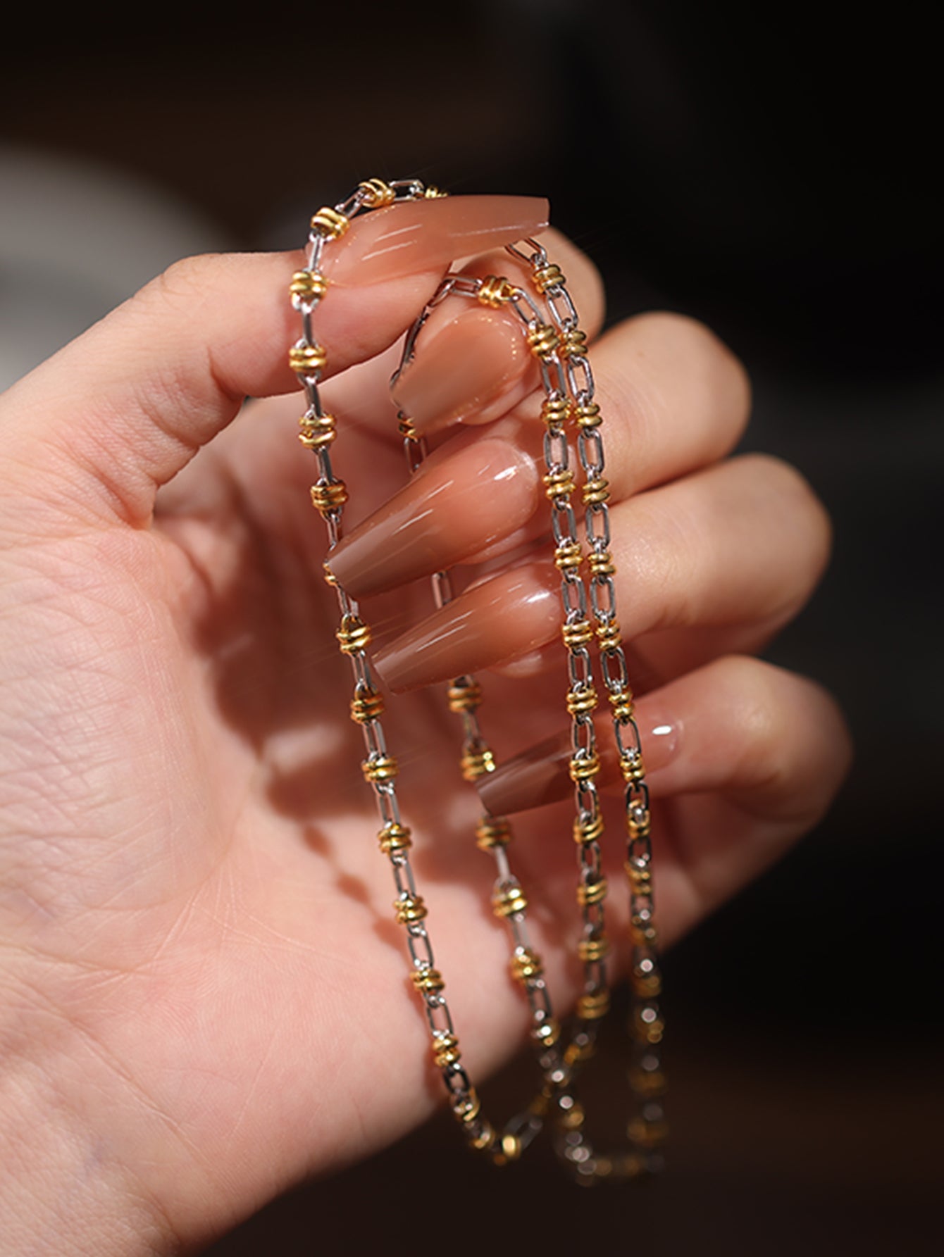 Two-color stitching necklace