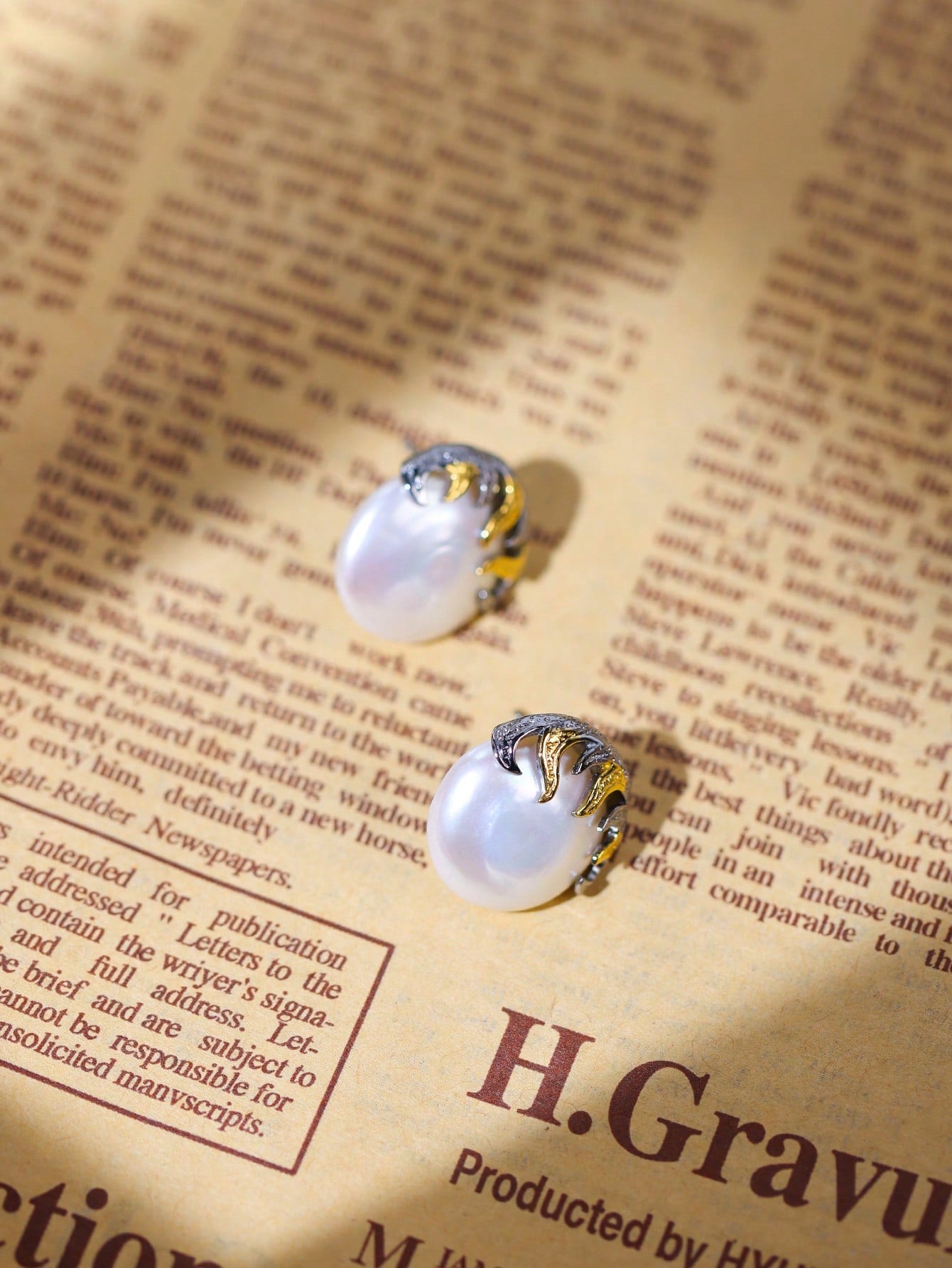 Silver-inlaid natural pearl earrings