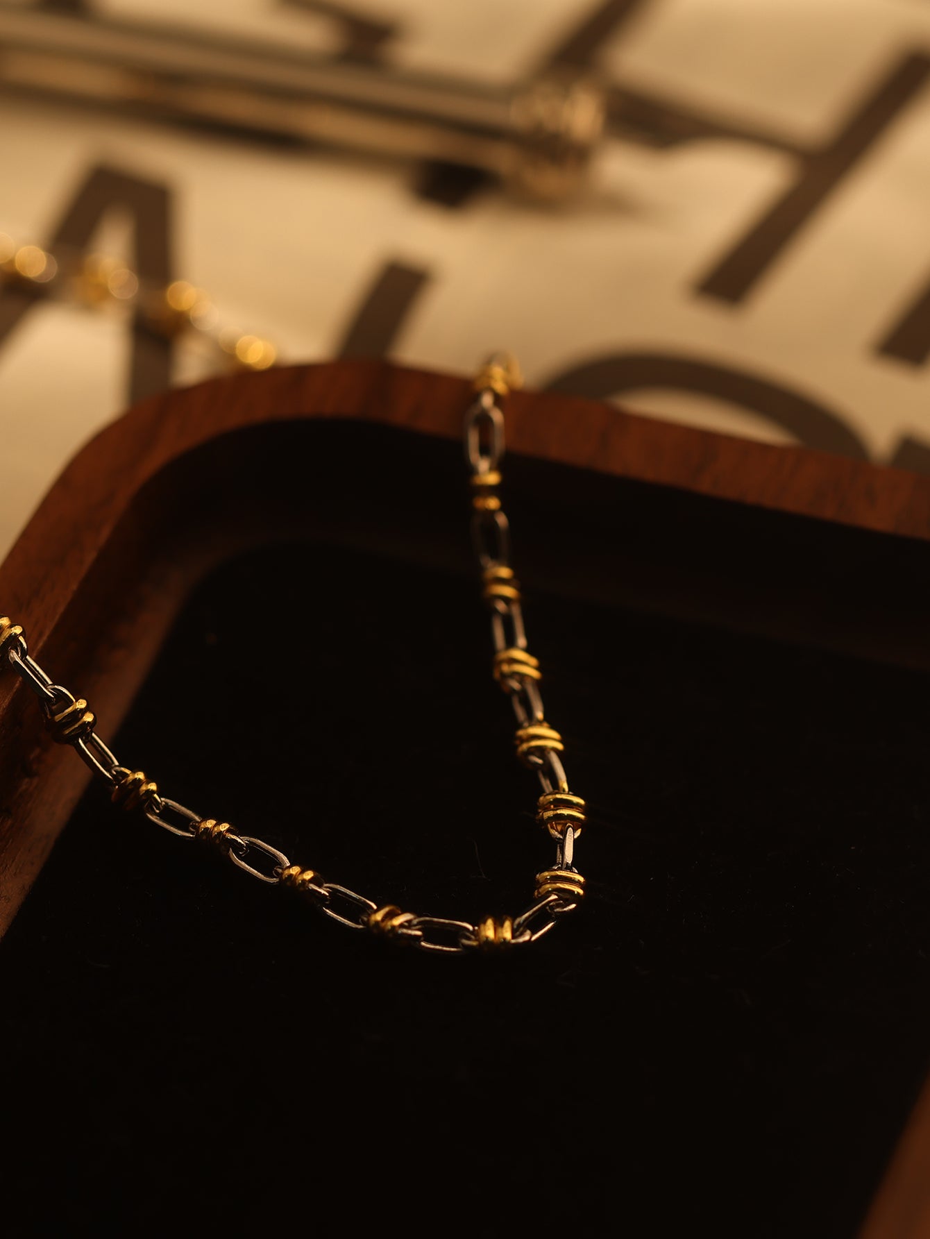 Two-color stitching necklace