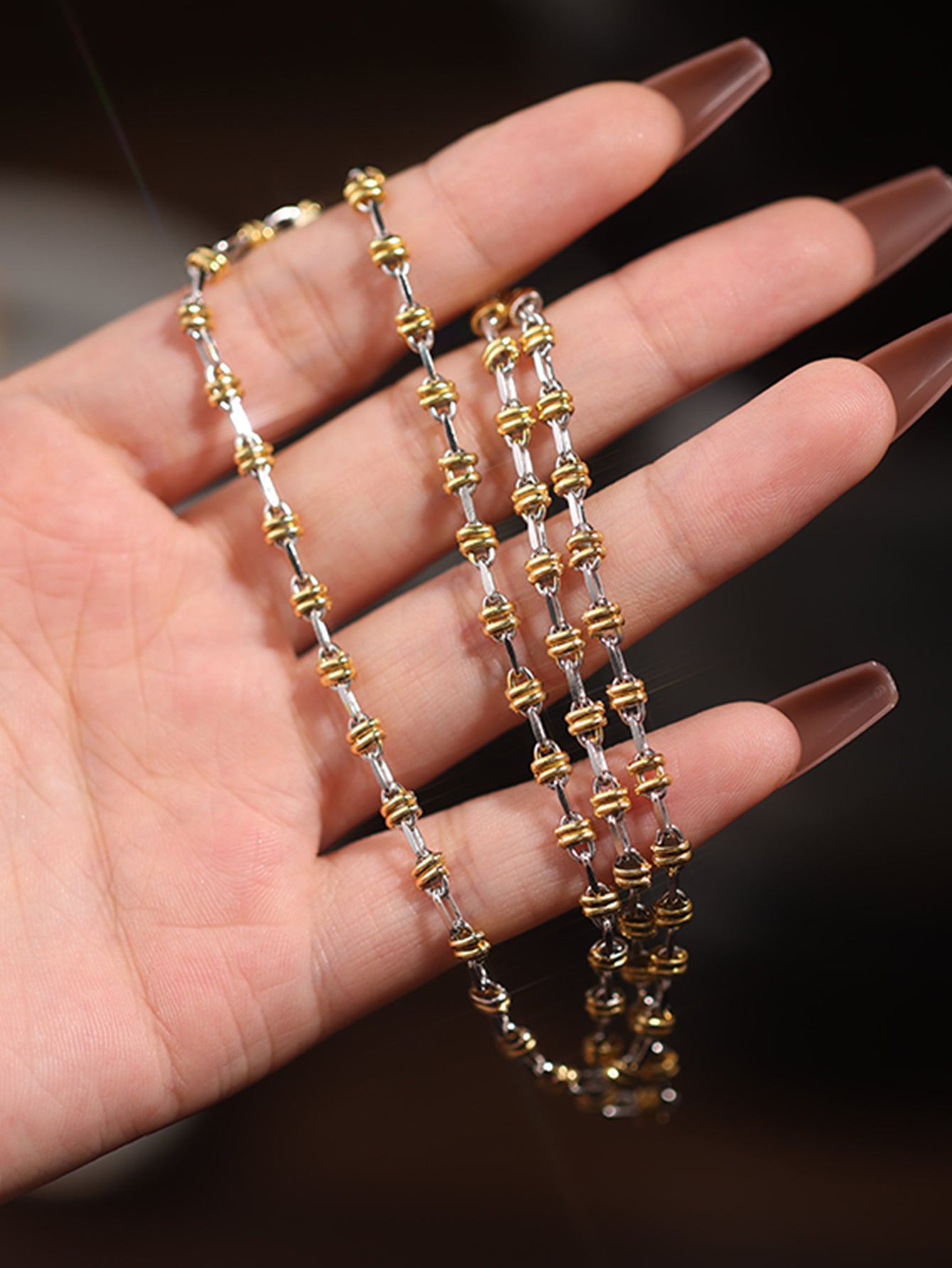 Two-color stitching necklace