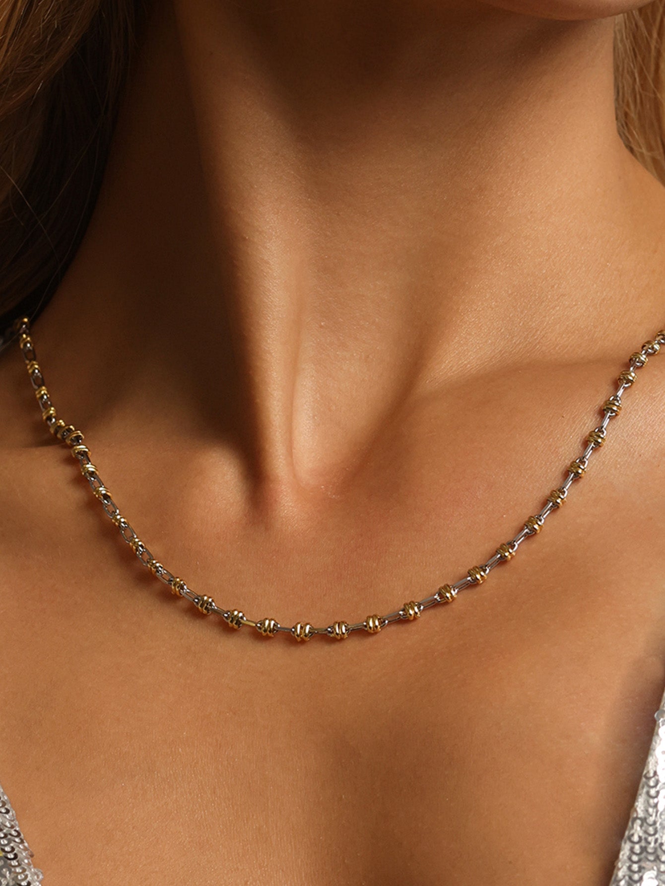 Two-color stitching necklace