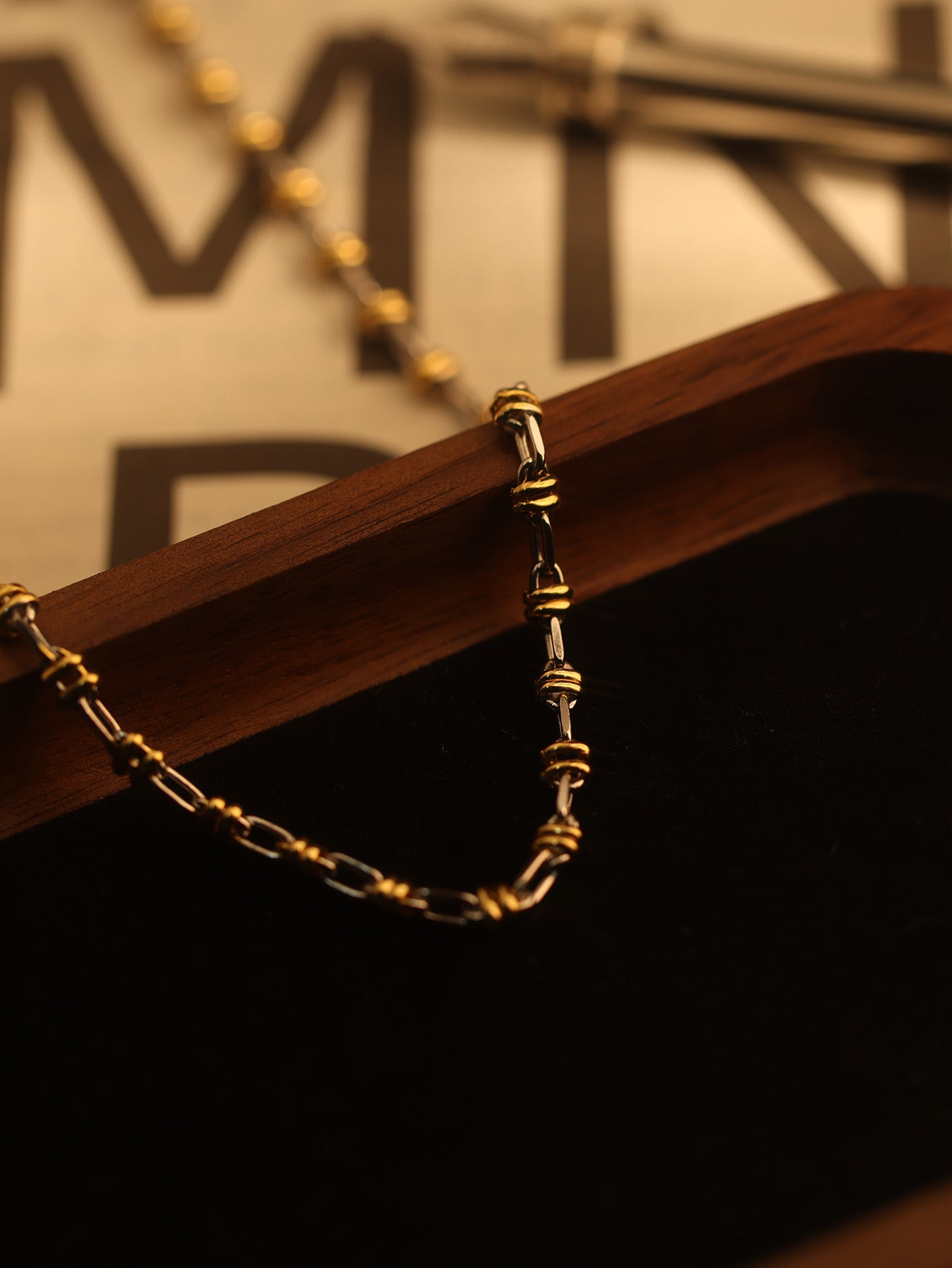 Two-color stitching necklace